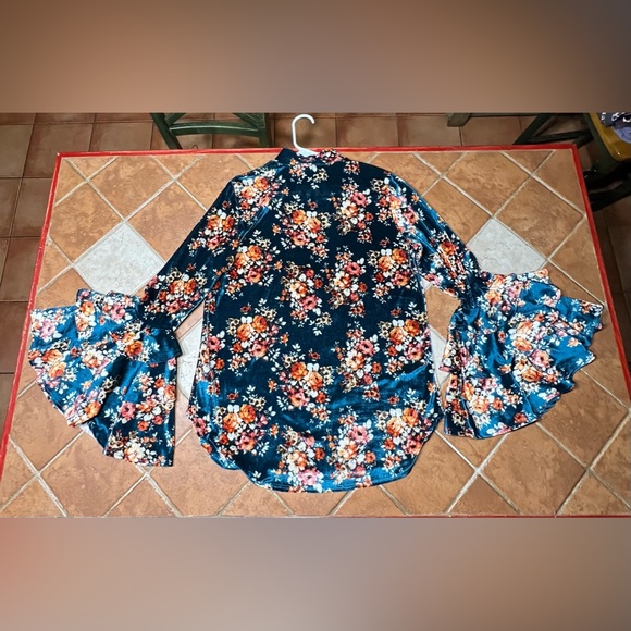 Lucky & Blessed Women’s Velvet Floral Keyhole Top - Picture 6 of 10